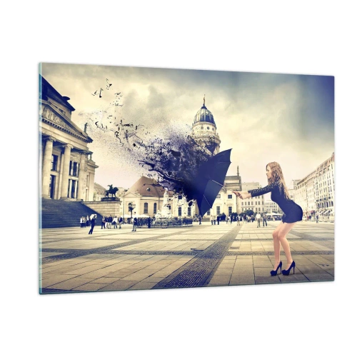Obraz na szkle - Kobieta z parasolem na tle miejskiego placu w artystycznej kompozycji - 120x80cm - Jest taki wiatr… - Nowoczesna dekoracja ścienna do salonu, kuchni i sypialni ARTTOR