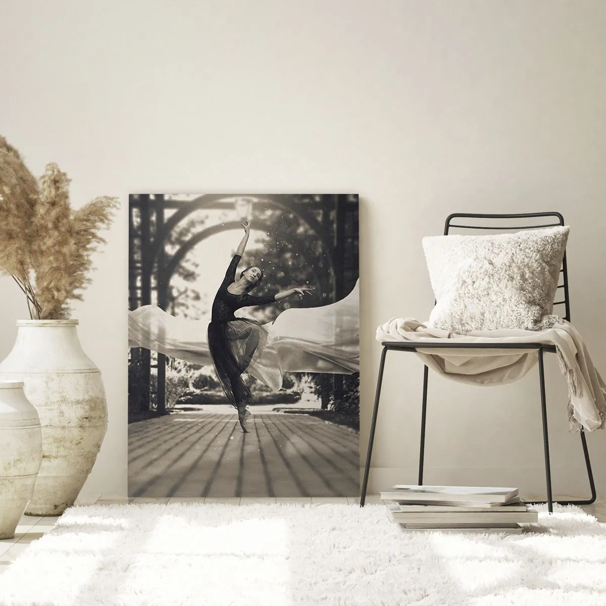 Obraz na szkle - Tancerka w zwiewnej sukni, wykonująca skok na tle ogrodu w czarno-białych odcieniach - 70x100cm - Taniec ducha ogrodu - Nowoczesna dekoracja ścienna do salonu i sypialni ARTTOR