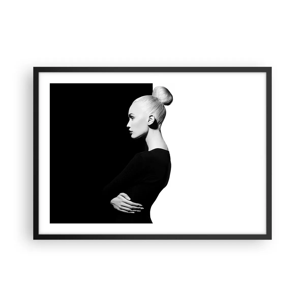 Plakat w czarnej ramie - Stylowy portret kobiety na tle czarno-białym - 70x50cm - Po prostu kobieta - Nowoczesna dekoracja ścienna do salonu i sypialni ARTTOR