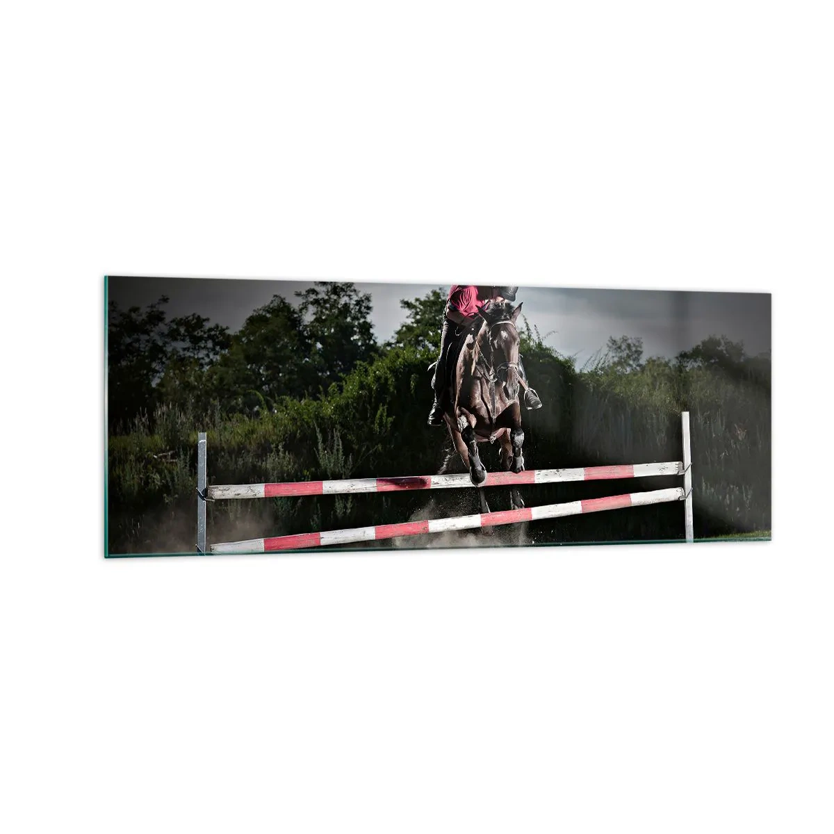 Obraz na szkle - Jeździec na koniu przeskakujący przez przeszkodę na torze wyścigowym - 140x50cm - Razem po zwycięstwo - Nowoczesna dekoracja ścienna do salonu i sypialni ARTTOR