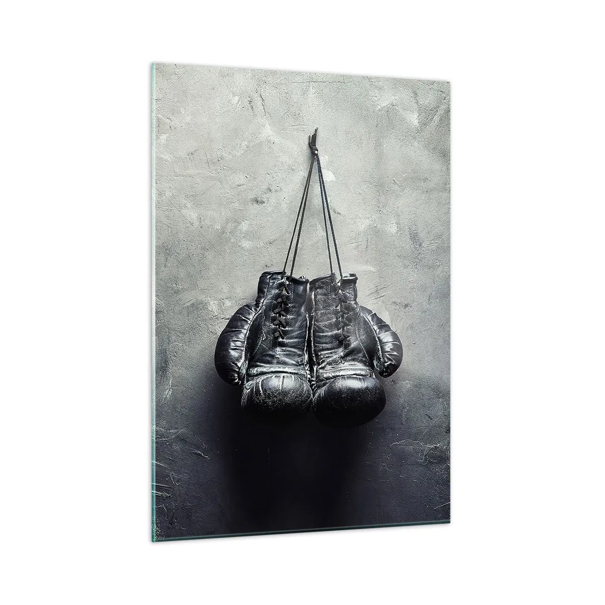 Obraz na szkle - Czarne rękawice bokserskie zawieszone na ścianie - 50x70cm - Czas walki i czas pokoju - Nowoczesna dekoracja ścienna do salonu, kuchni i sypialni ARTTOR
