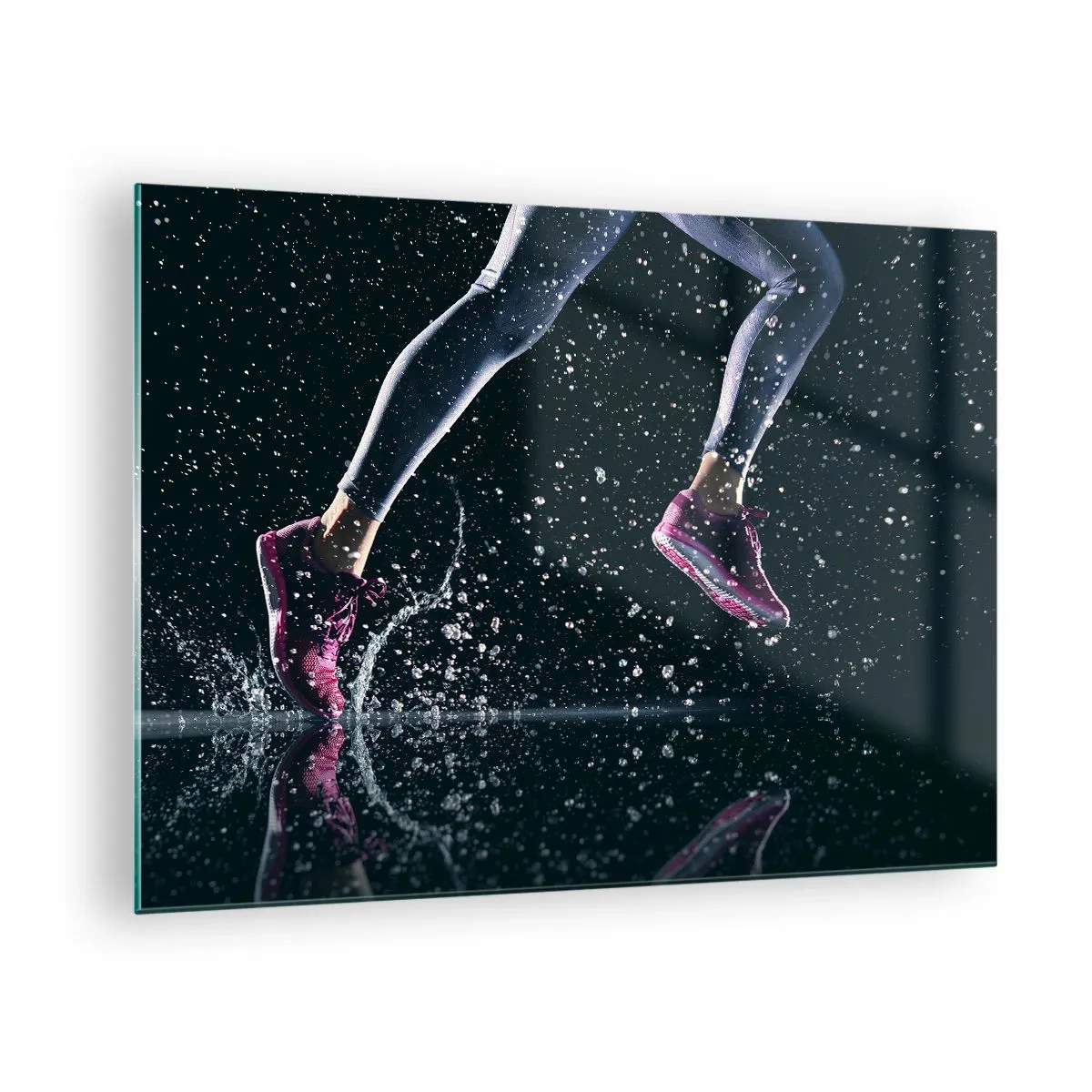 Obraz na szkle - Bieg przez wodę w sportowych butach na ciemnym tle - 70x50cm - Ile sił w nogach - Nowoczesna dekoracja ścienna do salonu i sypialni ARTTOR