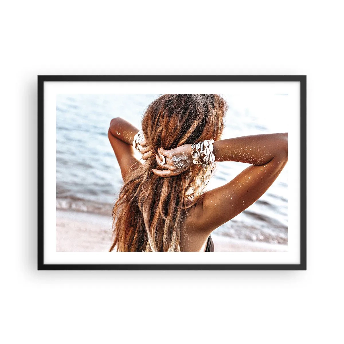 Plakat w czarnej ramie - Kobieta na plaży z włosami rozwianymi w słońcu - 70x50cm - Siostra wody i słońca - Nowoczesna dekoracja ścienna do salonu i sypialni ARTTOR