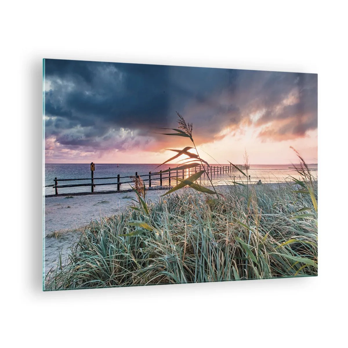 Obraz na szkle - Plaża o zachodzie słońca z widokiem na pomost, otoczona trawami - 70x50cm - Nie przemija z wiatrem - Nowoczesna dekoracja ścienna do salonu i sypialni ARTTOR