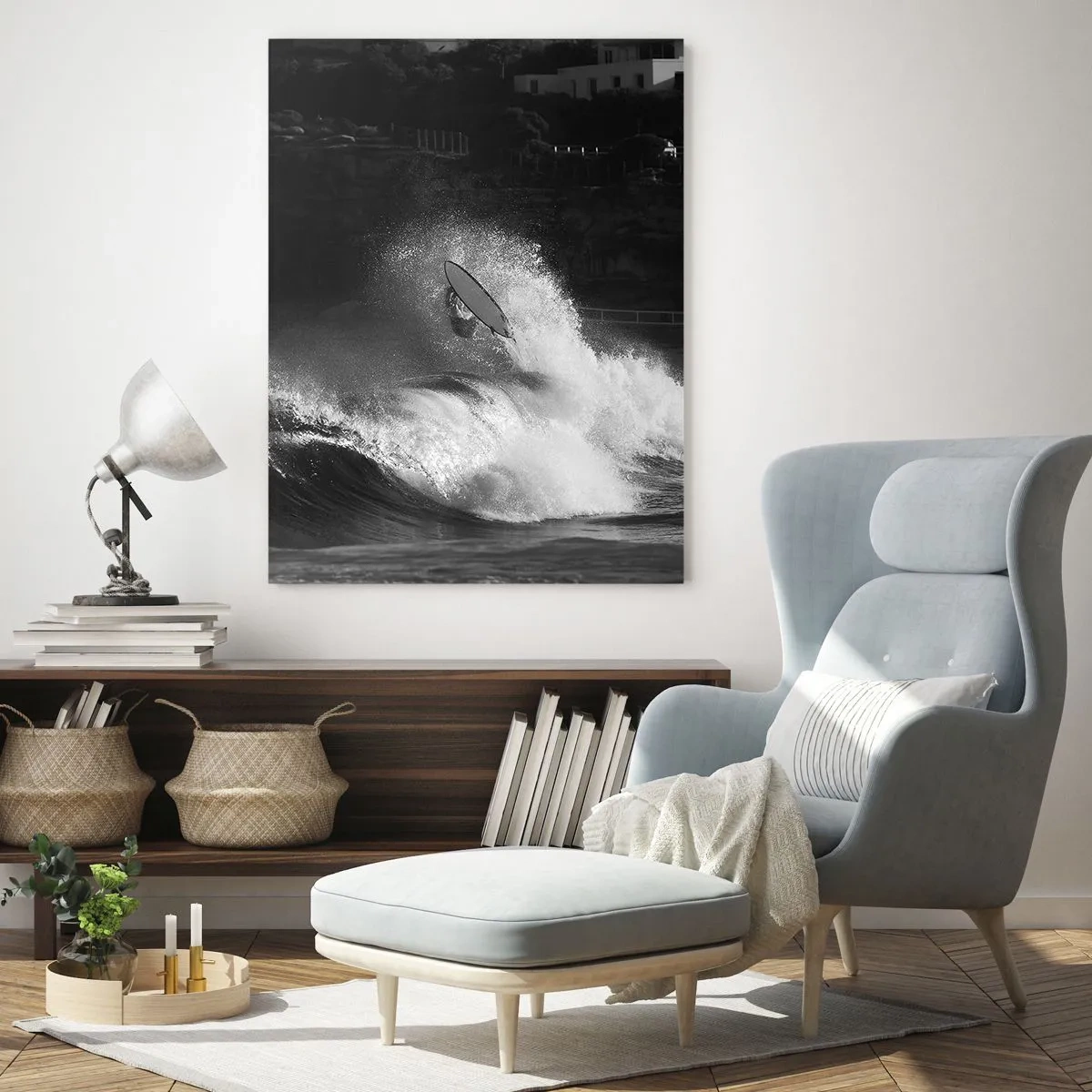 Obraz na szkle - Surfer na fali uchwycony w czarno-białej fotografii - 50x70cm - Wyzwanie przyjęte! - Nowoczesna dekoracja ścienna do salonu, kuchni i sypialni ARTTOR