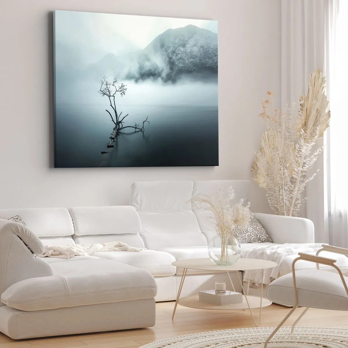 Obraz na płótnie - Samotne drzewo w wodzie otoczone mgłą i górami - 70x50cm - Z wody i mgły - Nowoczesna dekoracja ścienna do salonu i sypialni ARTTOR