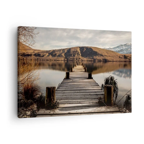 Obraz na płótnie - Drewniany pomost nad jeziorem otoczony malowniczymi wzgórzami - 70x50cm - Pejzaż w ciszy - Nowoczesna dekoracja ścienna do salonu i sypialni ARTTOR