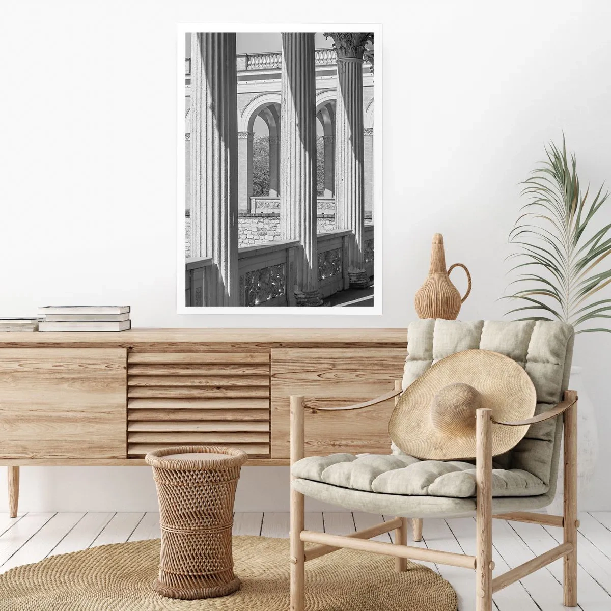 Plakat - Kolumny w architekturze z subtelnymi cieniami - 50x70cm - Słoneczna arkada - Nowoczesna dekoracja ścienna do salonu, kuchni i sypialni ARTTOR