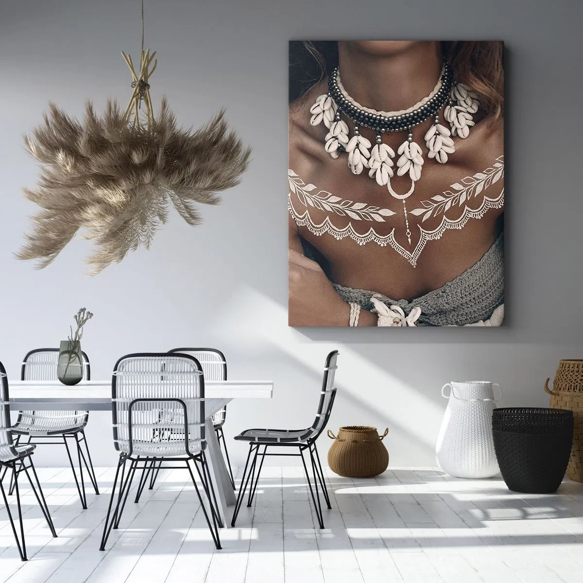 Obraz na płótnie - Kobiecy dekolt z naszyjnikiem z muszli i białymi wzorami na skórze - 50x70cm - Talizmany, rytuały kobiecości - Nowoczesna dekoracja ścienna do salonu, kuchni i sypialni ARTTOR