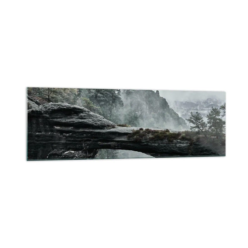 Obraz na szkle - Kamienny łuk w otoczeniu mglistych gór i lasu - 160x50cm - Zaraz się zacznie przygoda - Nowoczesna dekoracja ścienna do salonu i sypialni ARTTOR