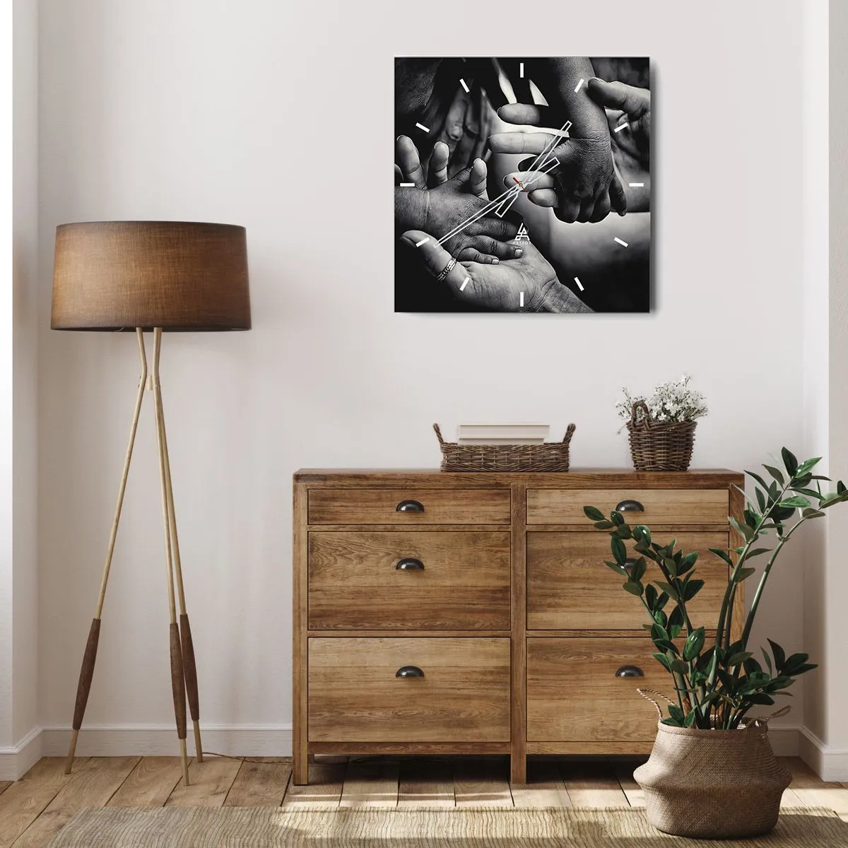 Zegar ścienny - Czarno-białe dłonie różnych pokoleń - 30x30cm - Być człowiekiem - Nowoczesna dekoracja ścienna do salonu i sypialni ARTTOR