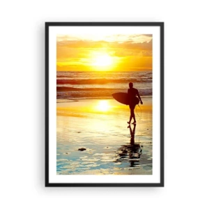 Plakat w czarnej ramie - Surfer spacerujący po plaży o zachodzie słońca - 50x70cm - Powrót wojownika - Nowoczesna dekoracja ścienna do salonu i sypialni ARTTOR