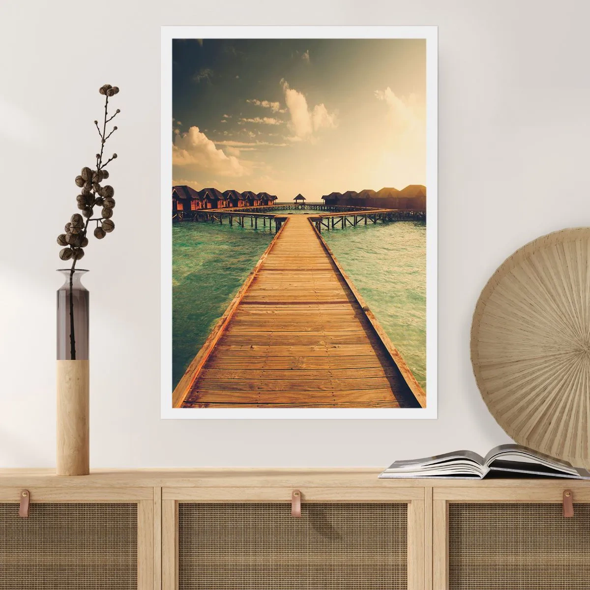 Plakat - Drewniany pomost prowadzący do domków na wodzie o zachodzie słońca - 50x70cm - Gorące zaproszenie - Nowoczesna dekoracja ścienna do salonu, kuchni i sypialni ARTTOR