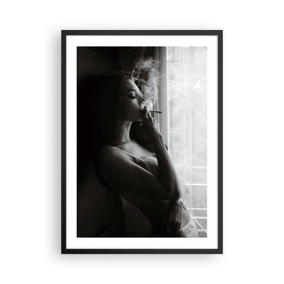 Plakat w czarnej ramie - Kobieta w bieliźnie paląca papierosa w czarno-białym ujęciu - 50x70cm - Zmysłowa chwila - Nowoczesna dekoracja ścienna do salonu i sypialni ARTTOR