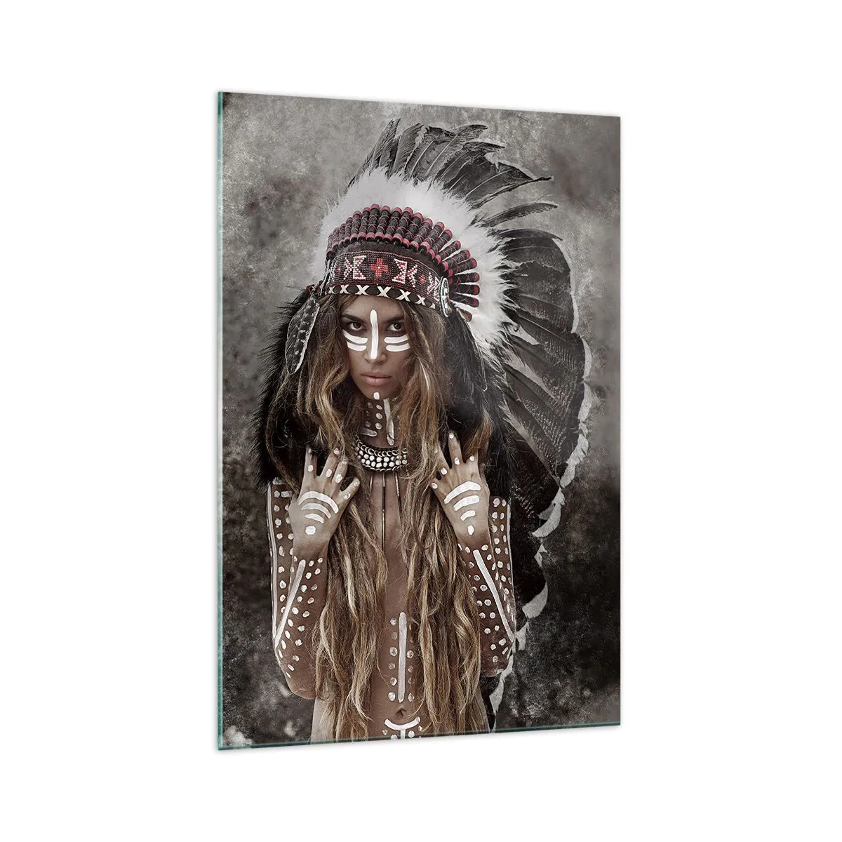 Obraz na szkle - Portret kobiety w tradycyjnym pióropuszu i malowaniu plemiennym - 70x100cm - Tajemnica siły plemienia - Nowoczesna dekoracja ścienna do salonu i sypialni ARTTOR