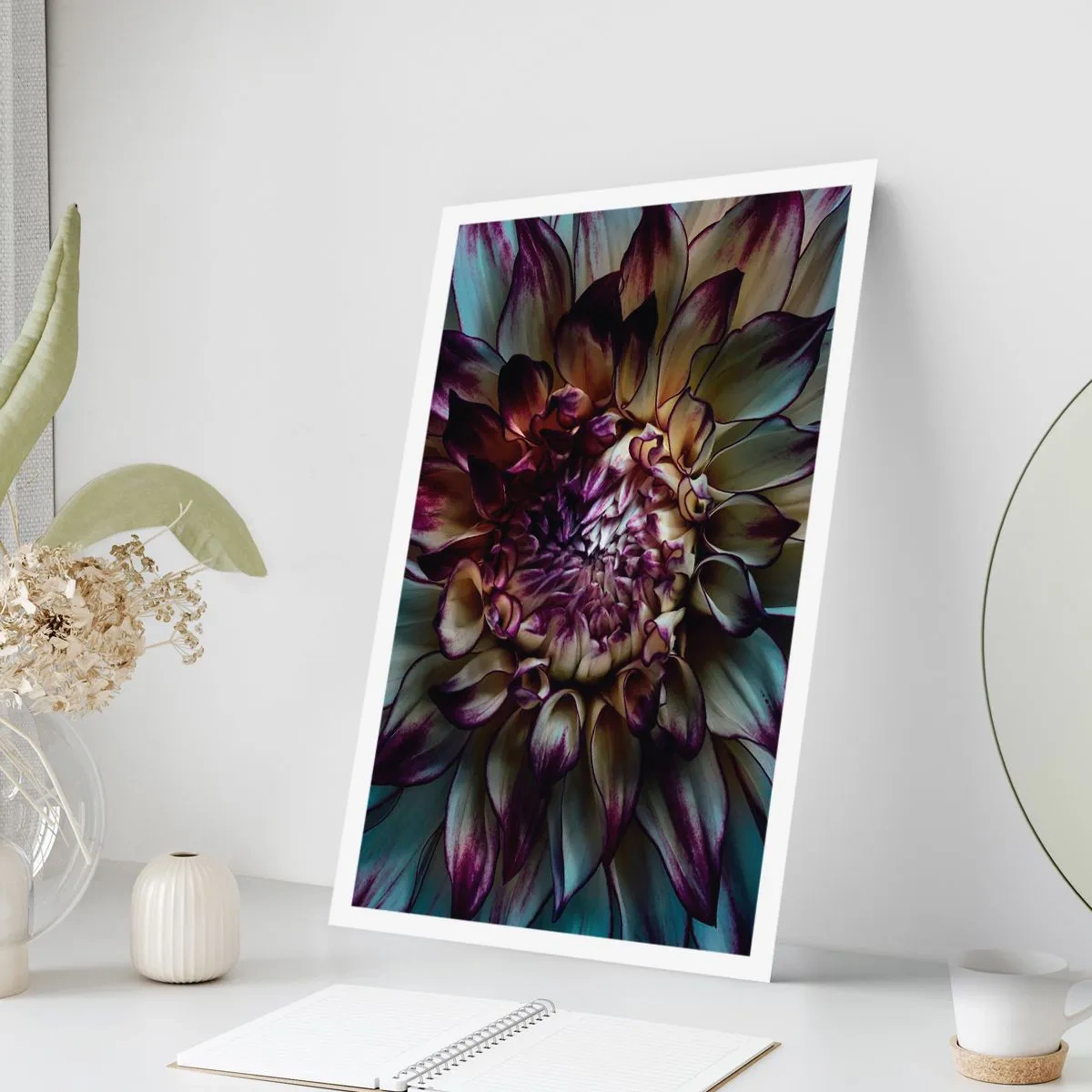 Plakat - Makrofotografia ciemnej dalie w odcieniach fioletu i złota - 50x70cm - Rozkwit młodości - Nowoczesna dekoracja ścienna do salonu, kuchni i sypialni ARTTOR