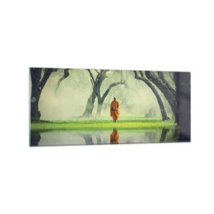 Obraz na szkle - Mnich w pomarańczowej szacie w lesie z mglistym tłem i odbiciem w wodzie - 120x50cm - W drodze do oświecenia - Nowoczesna dekoracja ścienna do salonu i sypialni ARTTOR