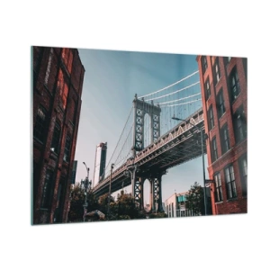 Obraz na szkle - Most wiszący między ceglastymi budynkami w miejskim otoczeniu - 100x70cm - Nad falami miasta - Nowoczesna dekoracja ścienna do salonu, kuchni i sypialni ARTTOR