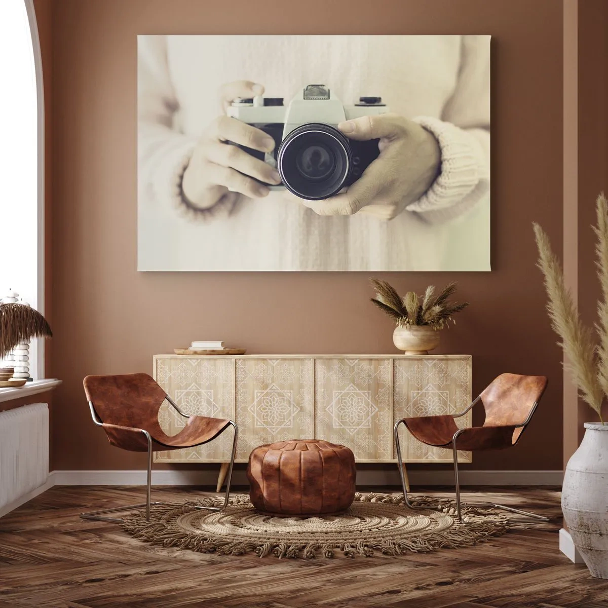 Obraz na płótnie - Retro aparat fotograficzny trzymany w dłoniach na jasnym tle - 70x50cm - By widzieć więcej… - Nowoczesna dekoracja ścienna do salonu i sypialni ARTTOR