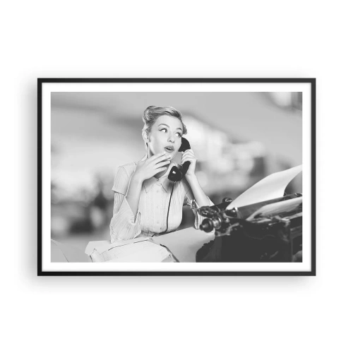 Plakat w czarnej ramie - Kobieta rozmawiająca przez telefon przy maszynie do pisania - 100x70cm - Halo, tu lata 50. - Nowoczesna dekoracja ścienna do salonu i sypialni ARTTOR