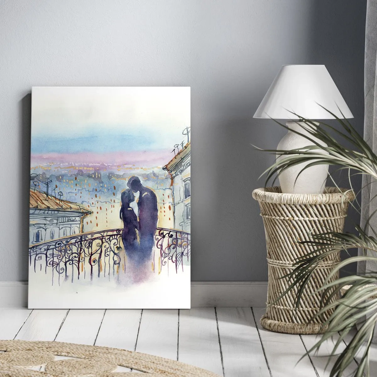 Obraz na płótnie - Para kochanków na balkonie, z widokiem na miasto, malowana akwarelą w odcieniach niebieskiego, fioletowego i pomarańczowego - 50x70cm - Paryscy kochankowie - Nowoczesna dekoracja ścienna do salonu, kuchni i sypialni ARTTOR