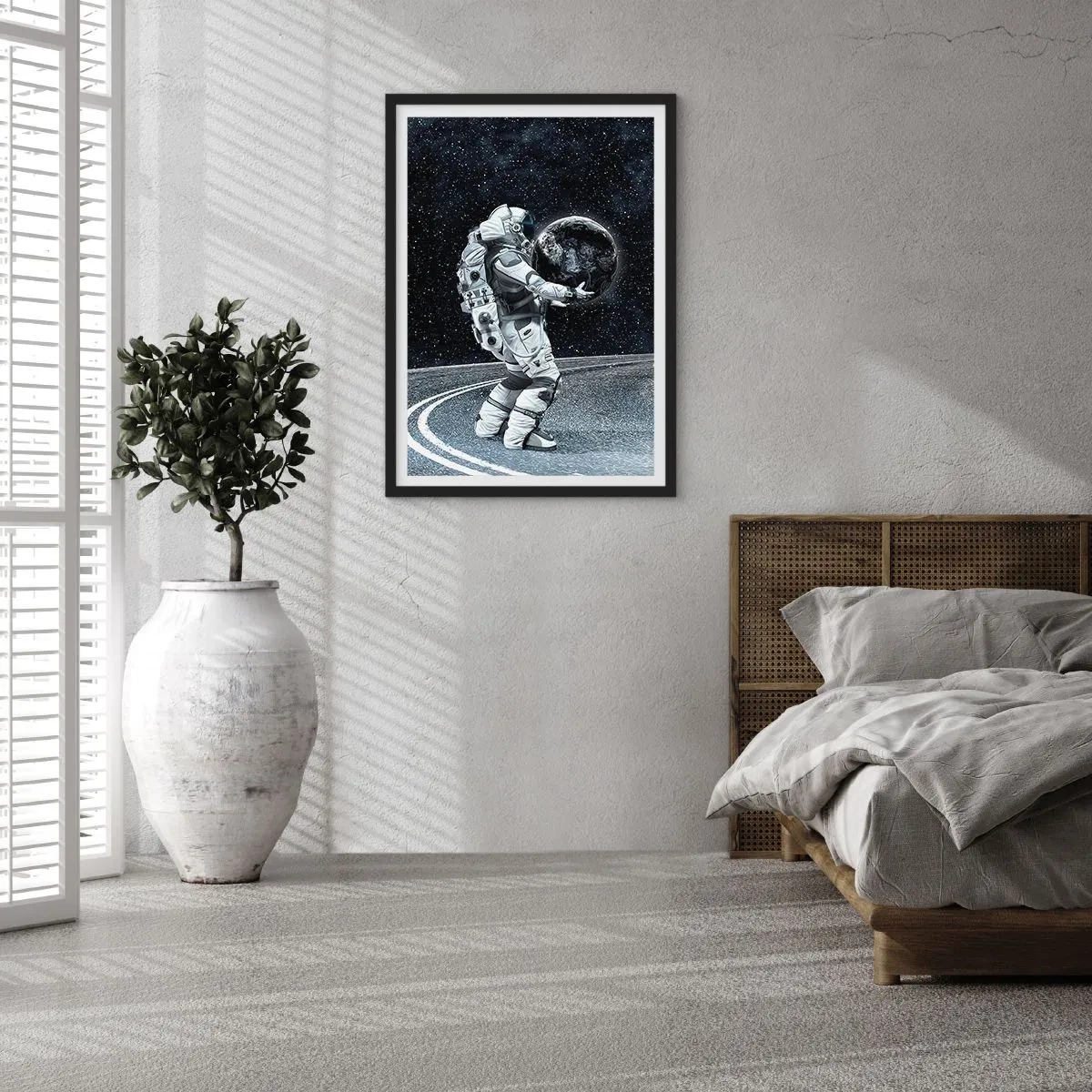 Plakat w czarnej ramie - Astronauta w przestrzeni kosmicznej trzymający kulę przypominającą Ziemię - 50x70cm - Na Mlecznej Drodze - Nowoczesna dekoracja ścienna do salonu i sypialni ARTTOR