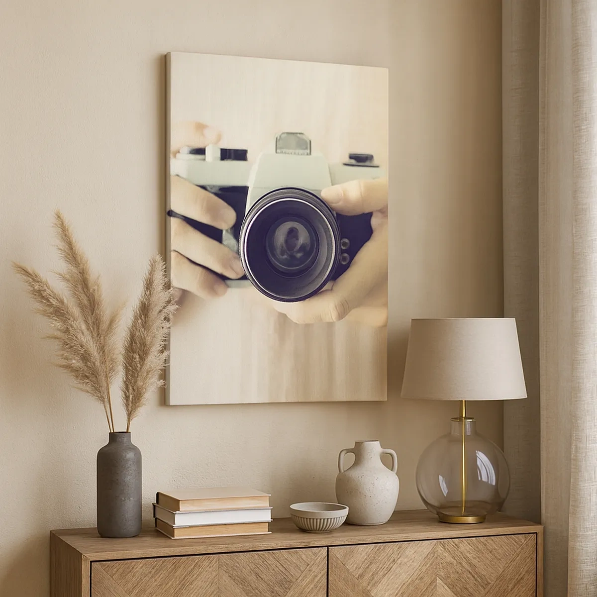 Obraz na płótnie - Osoba trzymająca klasyczny aparat fotograficzny w dłoniach - 50x70cm - By widzieć więcej… - Nowoczesna dekoracja ścienna do salonu, kuchni i sypialni ARTTOR