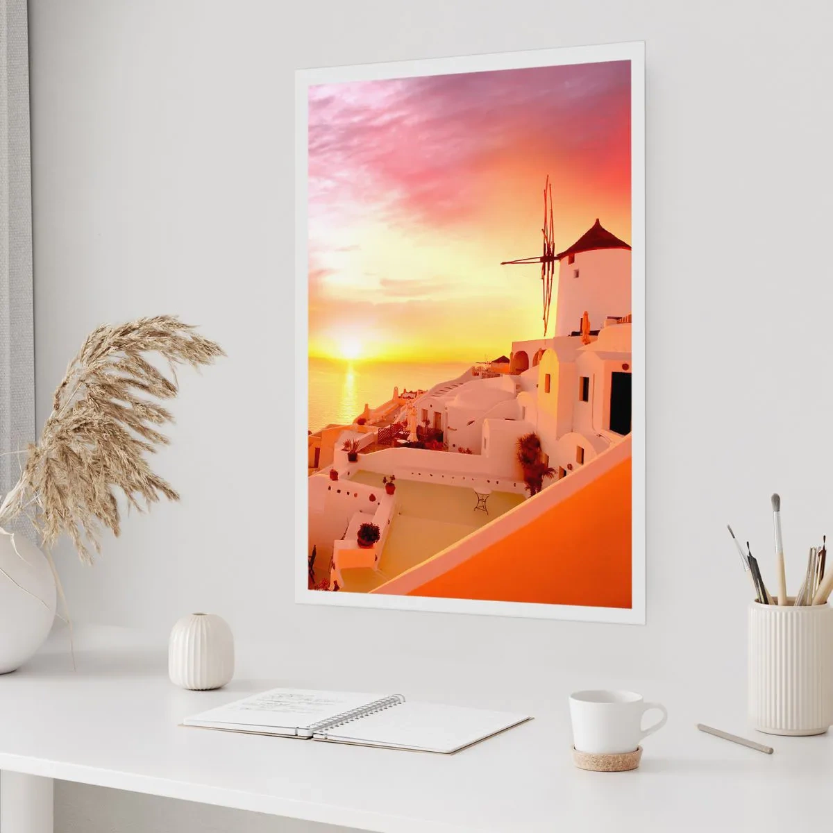 Plakat - Malowniczy zachód słońca w greckim miasteczku - 50x70cm - Rozpłynąć się w bieli i złocie - Nowoczesna dekoracja ścienna do salonu, kuchni i sypialni ARTTOR