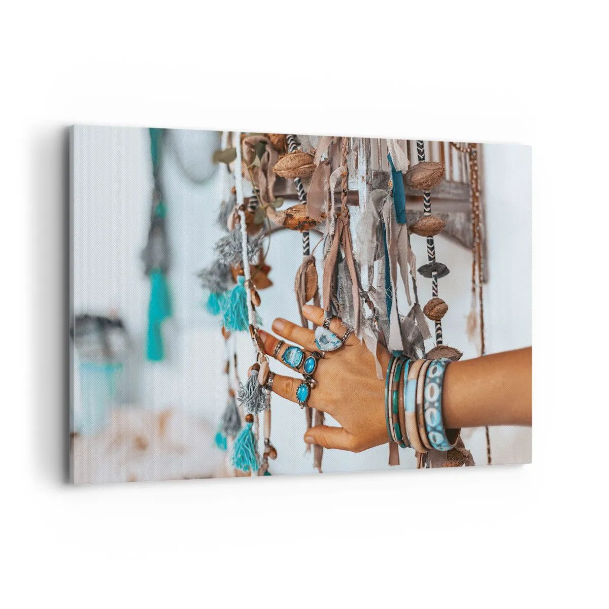 Obraz na płótnie - Ręka ozdobiona biżuterią w stylu boho z dekoracjami w tle - 120x80cm - Lokalne skarby - Nowoczesna dekoracja ścienna do salonu, kuchni i sypialni ARTTOR
