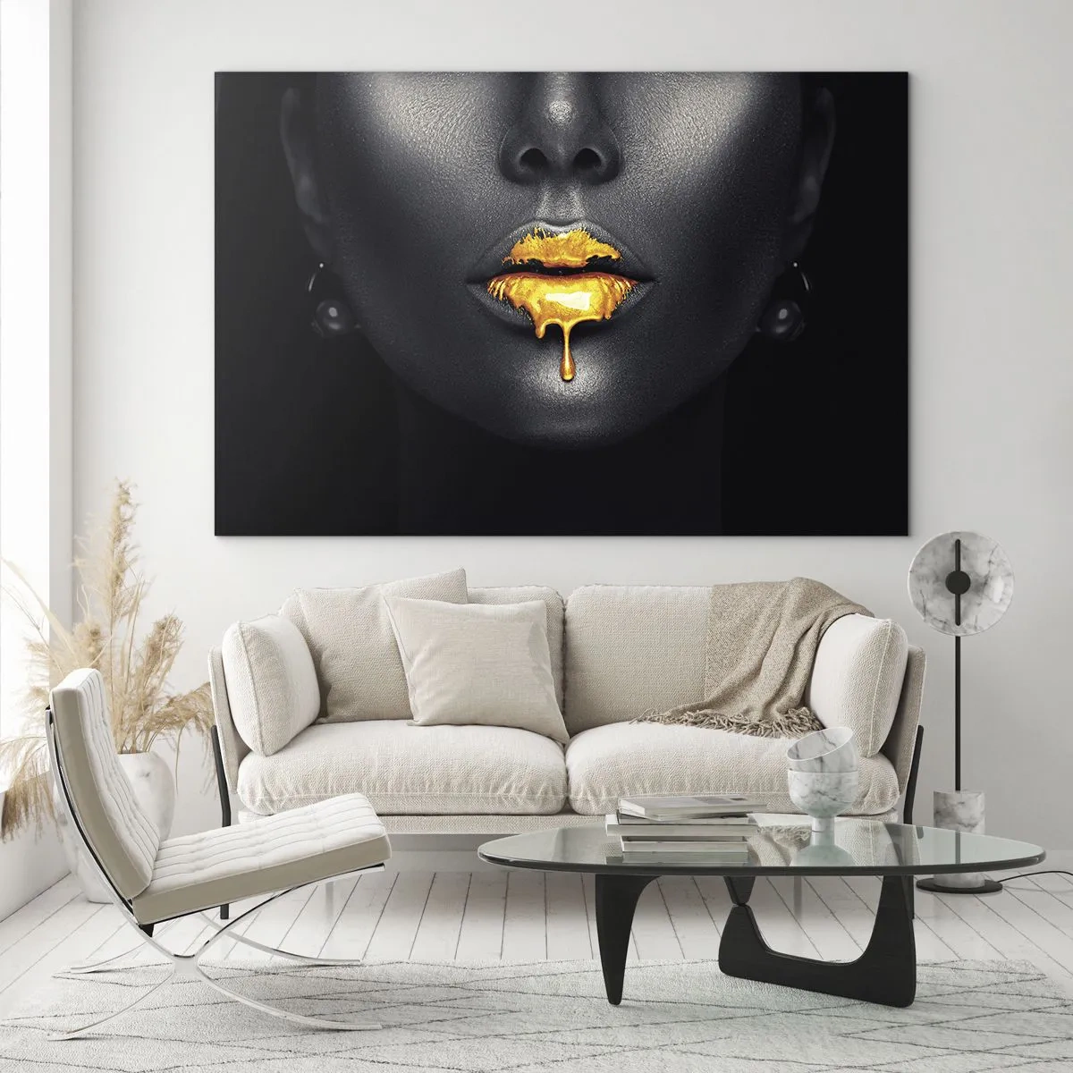 Obraz na szkle - Czarno-złoty portret kobiety z lśniącymi ustami - 70x50cm - Złotousta - Nowoczesna dekoracja ścienna do salonu i sypialni ARTTOR