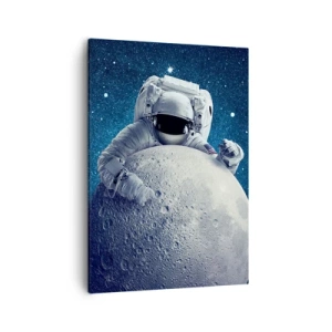 Obraz na płótnie - Astronauta w skafandrze trzymający Księżyc na tle gwiaździstego nieba - 50x70cm - Kosmiczny żartowniś - Nowoczesna dekoracja ścienna do salonu, kuchni i sypialni ARTTOR