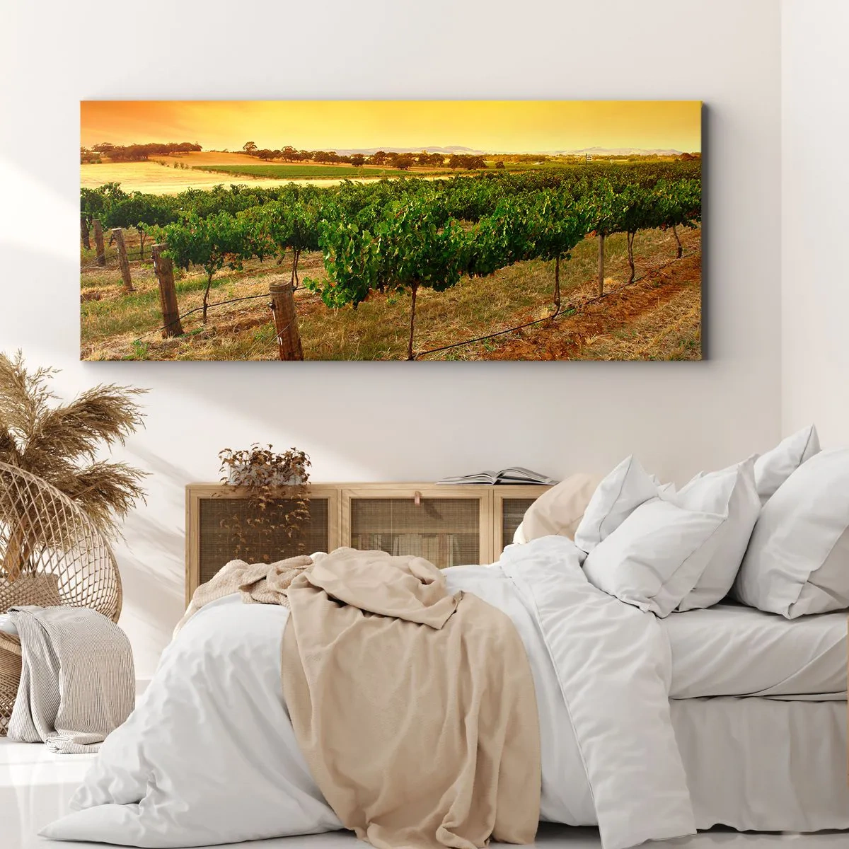 Obraz na płótnie - Winorośle na plantacji przy złotym zachodzie słońca - 140x50cm - Napić się słońca - Nowoczesna dekoracja ścienna do salonu i sypialni ARTTOR