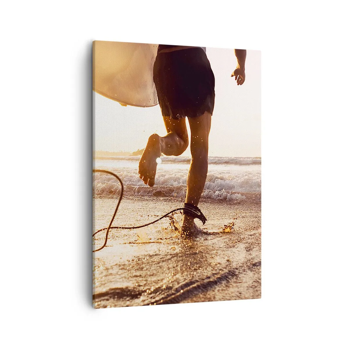 Obraz na płótnie - Surfer biegnący po plaży z deską na tle zachodu słońca - 50x70cm - Na spotkanie fali - Nowoczesna dekoracja ścienna do salonu, kuchni i sypialni ARTTOR