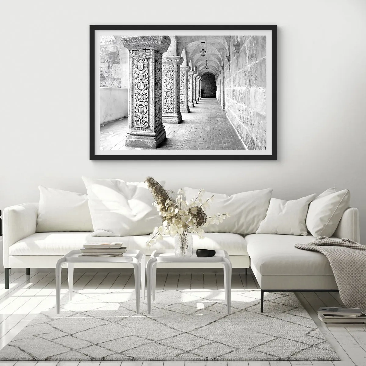 Plakat w czarnej ramie - Zabytkowe kolumny w monochromatycznym ujęciu - 70x50cm - A dokąd to…? - Nowoczesna dekoracja ścienna do salonu i sypialni ARTTOR