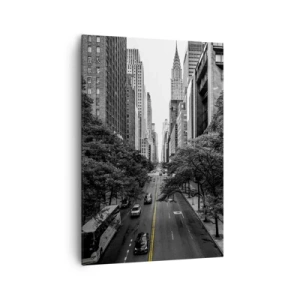 Obraz na płótnie - Ulica w Nowym Jorku otoczona drzewami i wieżowcami, z widokiem na Chrysler Building - 70x100cm - Nowojorski poranek - Nowoczesna dekoracja ścienna do salonu i sypialni ARTTOR