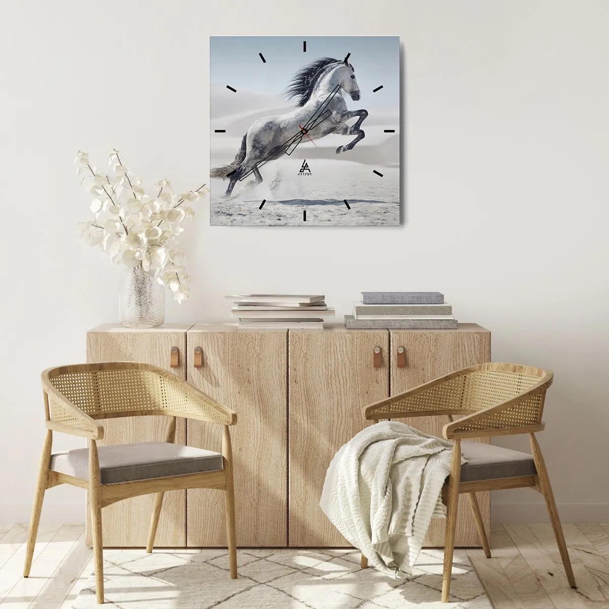 Zegar ścienny - Biały koń w galopie na tle pustynnych wydm - 30x30cm - Arabski książę - Nowoczesna dekoracja ścienna do salonu i sypialni ARTTOR