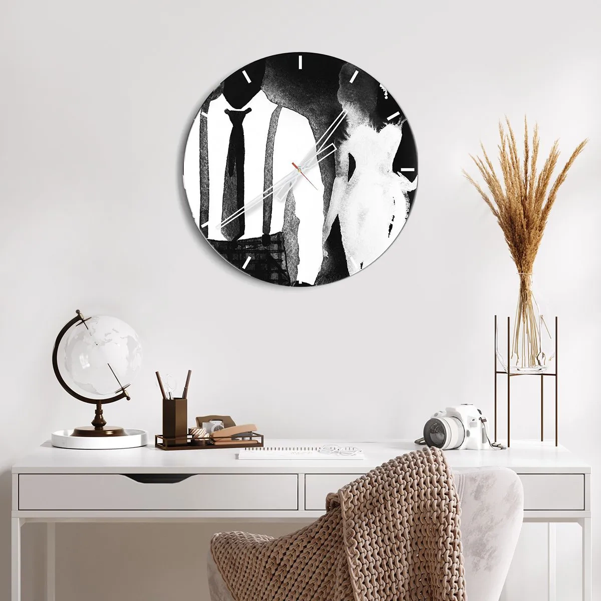 Zegar ścienny - Sylwetki kobiety i mężczyzny w czarno-białym klimacie noir - 30x30cm - W klimacie noir - Nowoczesna dekoracja ścienna do salonu, kuchni i sypialni ARTTOR