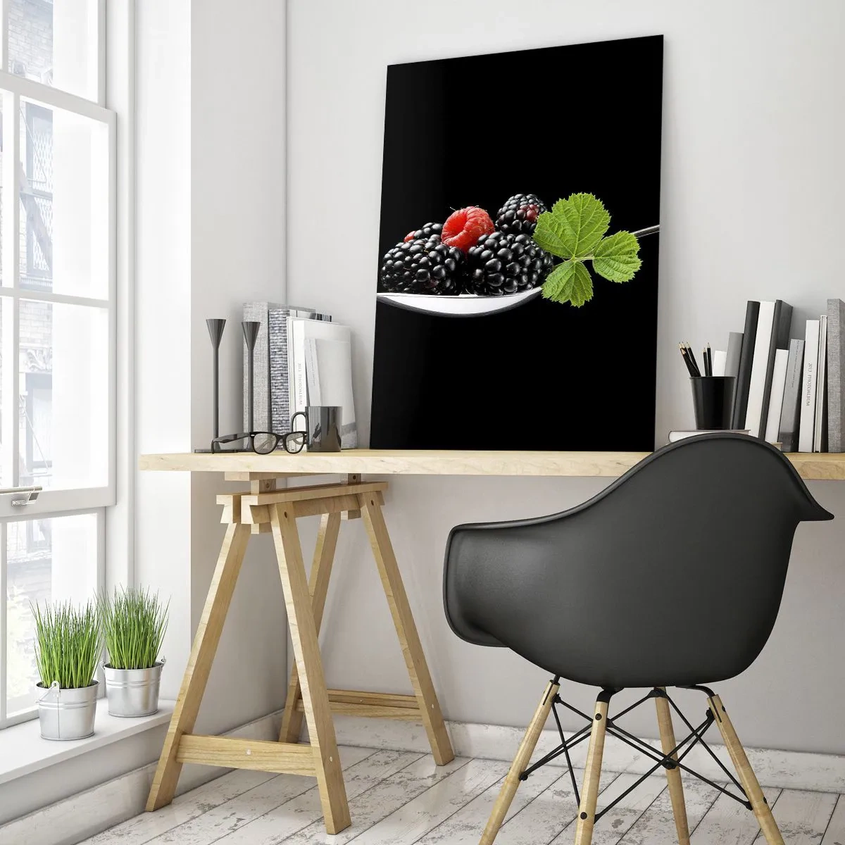 Obraz na szkle - Maliny i jeżyny na łyżce z zielonym liściem na czarnym tle - 50x70cm - Smak świeżości - Nowoczesna dekoracja ścienna do salonu, kuchni i sypialni ARTTOR