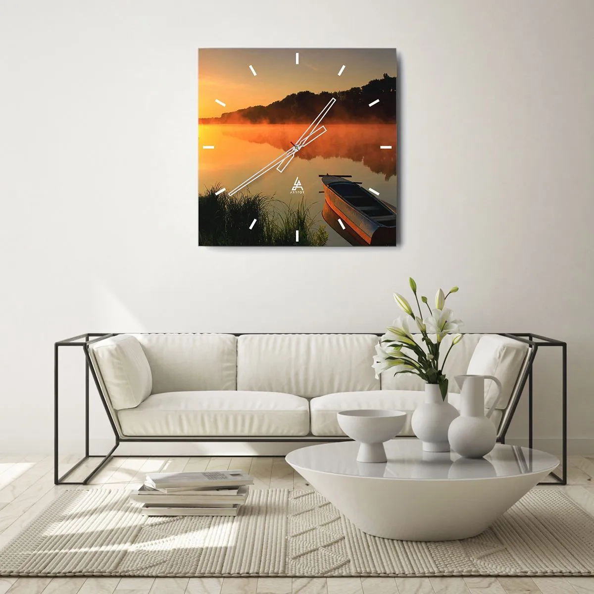 Zegar ścienny - Poranna mgła nad rzeką z łódką w promieniach słońca - 30x30cm - Wschód słońca nad wodą jak tafla lustra - Nowoczesna dekoracja ścienna do salonu i sypialni ARTTOR