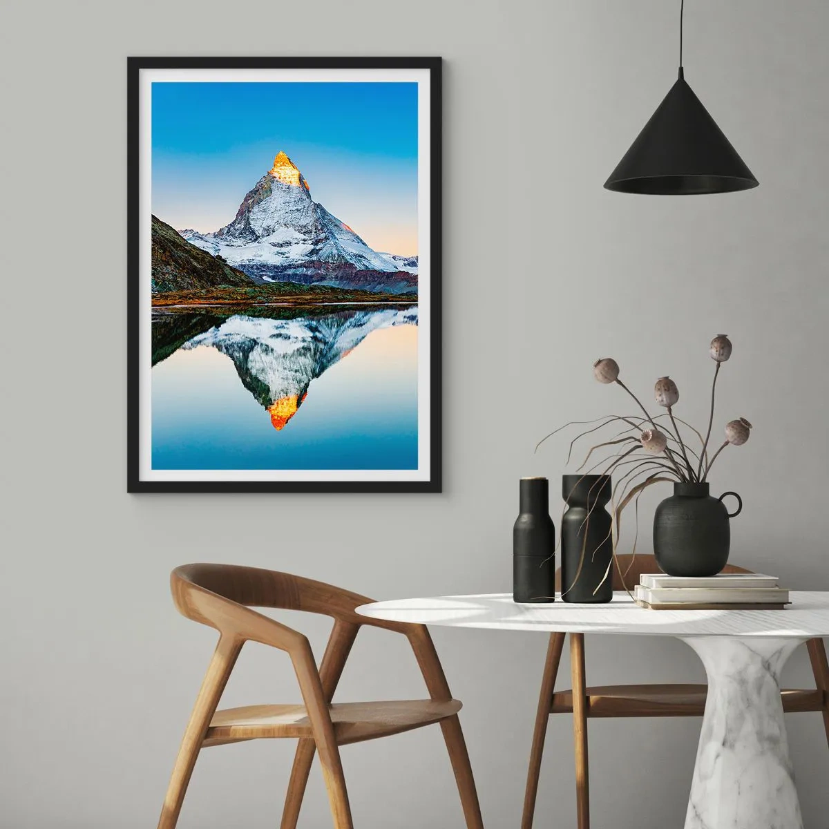 Plakat w czarnej ramie - Góra z ośnieżonym szczytem odbijająca się w jeziorze - 50x70cm - Dwa światy - Nowoczesna dekoracja ścienna do salonu i sypialni ARTTOR