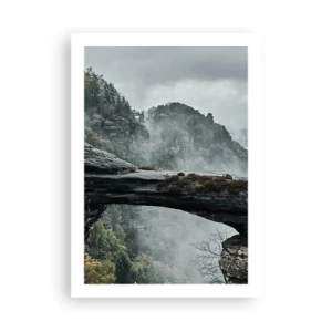 Plakat - Fotografia tajemniczego mostu skalnego otoczonego mgłą w górskim krajobrazie - 50x70cm - Zaraz się zacznie przygoda - Nowoczesna dekoracja ścienna do salonu, kuchni i sypialni ARTTOR