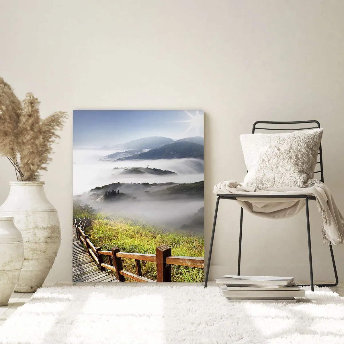 Obraz na szkle - Górski krajobraz z mgłą i drewnianą ścieżką o wschodzie słońca - 50x70cm - Utkane z blasku i mgły - Nowoczesna dekoracja ścienna do salonu, kuchni i sypialni ARTTOR