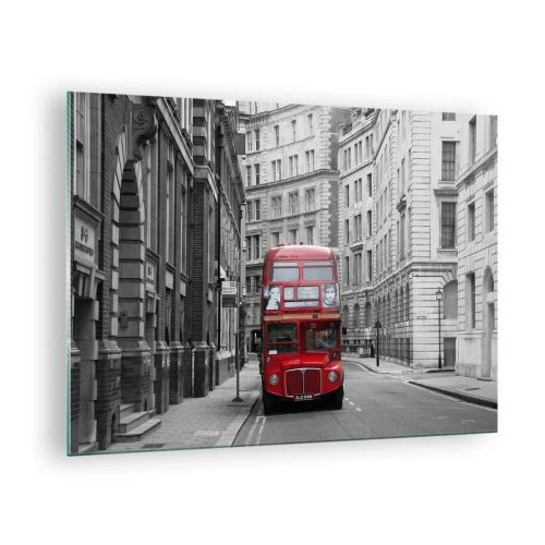 Obraz na szkle - Czerwony autobus wśród monochromatycznych ulic miasta - 70x50cm - Codzienność nie musi być szara - Nowoczesna dekoracja ścienna do salonu i sypialni ARTTOR