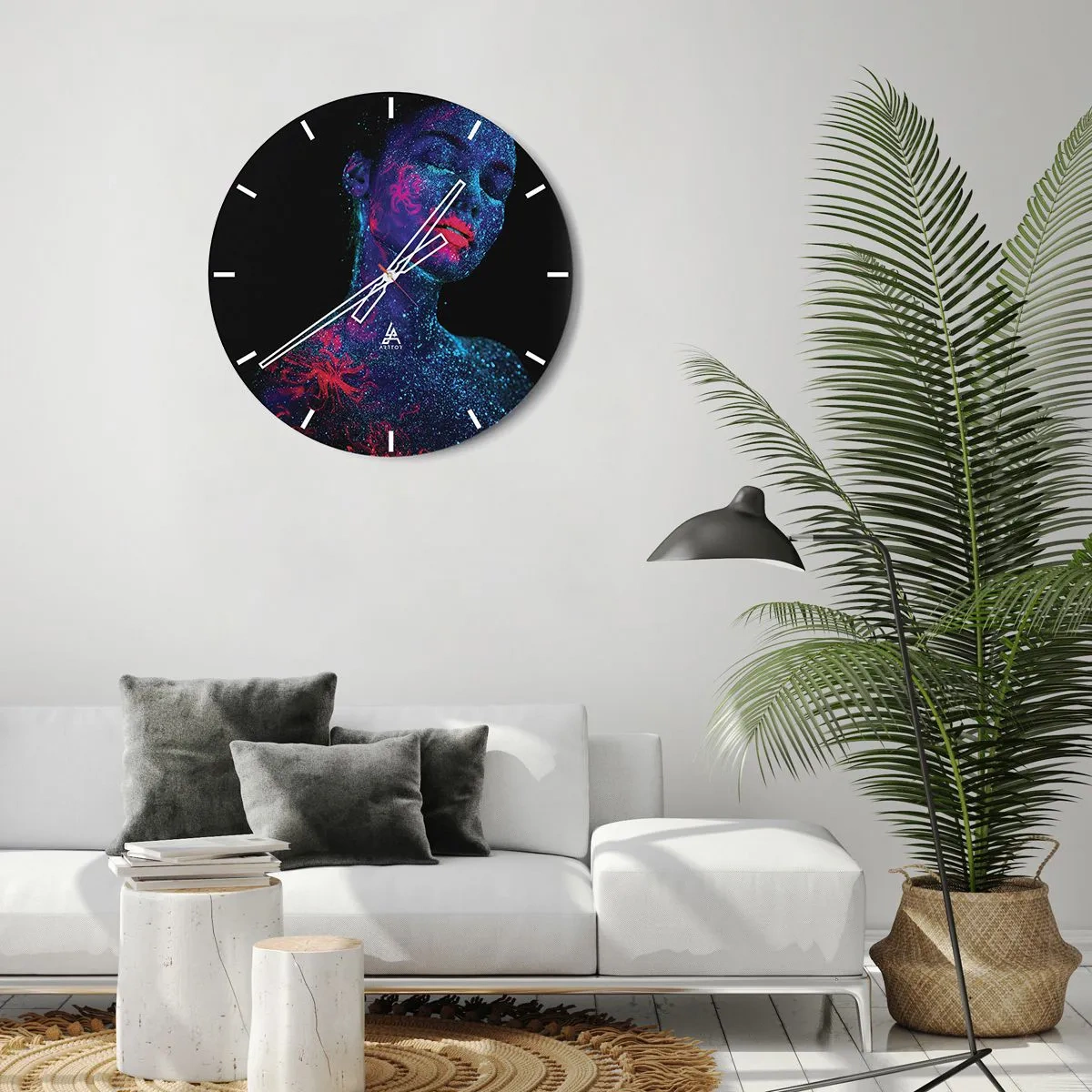 Zegar ścienny - Portret kobiety z fluorescencyjnymi malunkami na twarzy - 30x30cm - W gwiezdnym pyle - Nowoczesna dekoracja ścienna do salonu, kuchni i sypialni ARTTOR