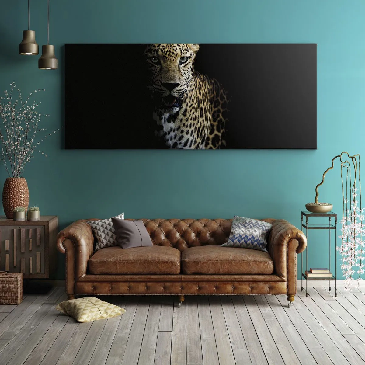 Obraz na płótnie - Leopard na ciemnym tle z intensywnym spojrzeniem - 120x50cm - Mroczne piękno - Nowoczesna dekoracja ścienna do salonu i sypialni ARTTOR
