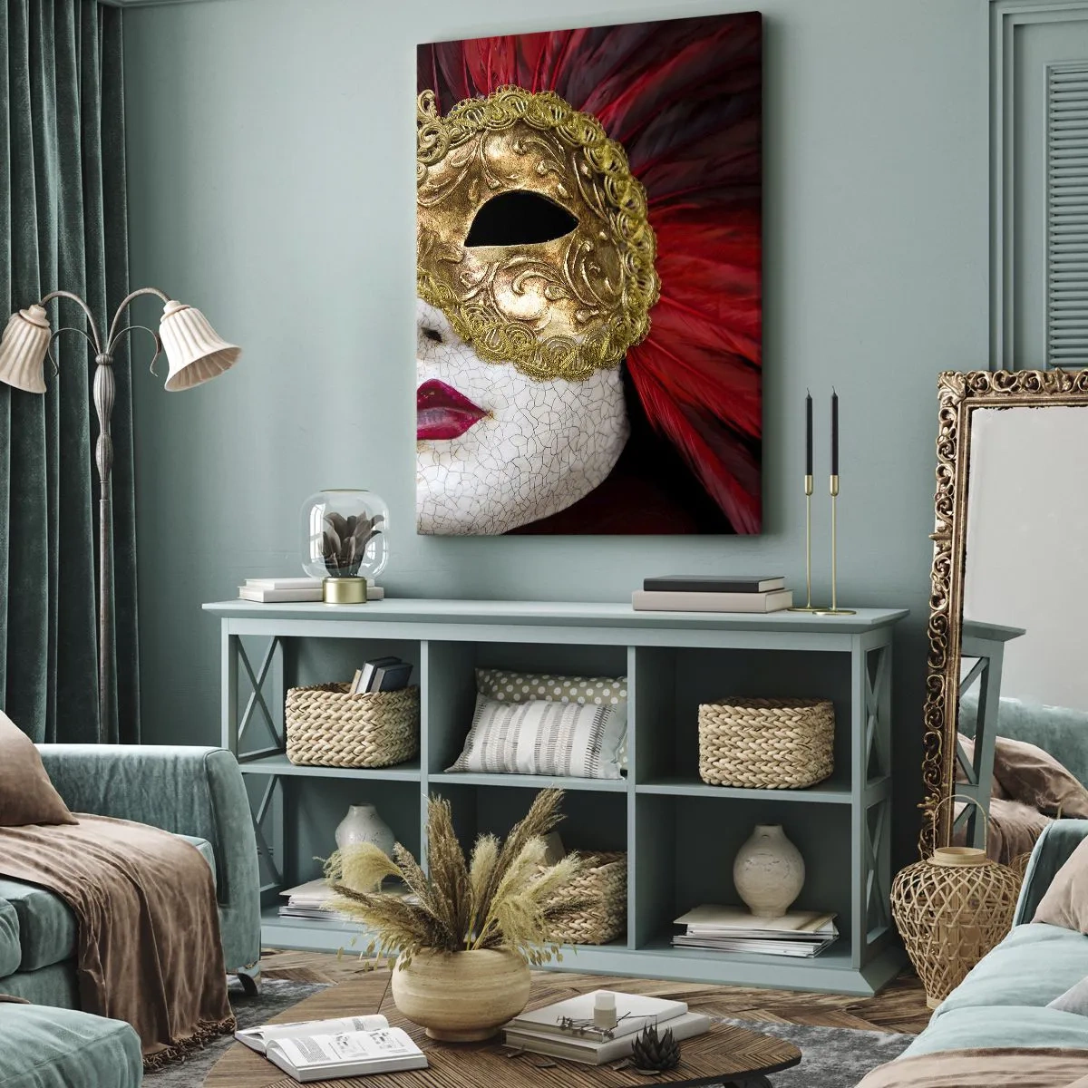 Obraz na płótnie - Karnawałowa maska w złotych zdobieniach z czerwonymi piórami - 50x70cm - Obietnica karnawałowej przygody - Nowoczesna dekoracja ścienna do salonu, kuchni i sypialni ARTTOR