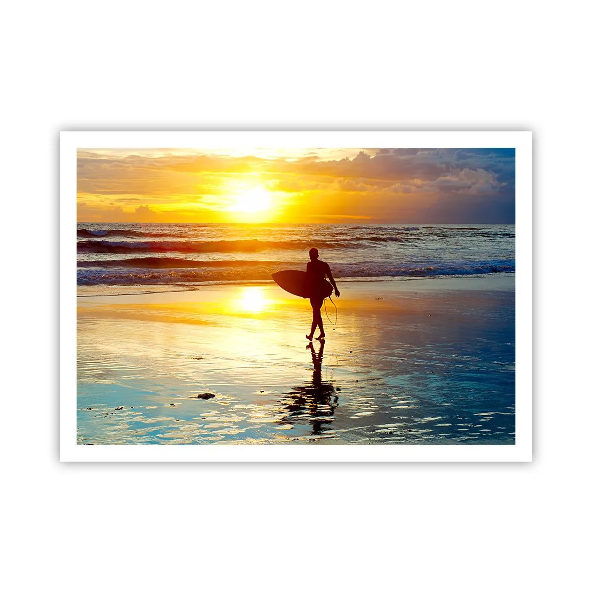 Plakat - Surfer idący po plaży o zachodzie słońca z deską w ręku - 100x70cm - Powrót wojownika - Nowoczesna dekoracja ścienna do salonu i sypialni ARTTOR