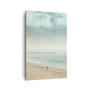 Obraz na płótnie - Samotna postać na opustoszałej plaży przy spokojnym morzu - 80x120cm - w poszukiwaniu spokoju - Nowoczesna dekoracja ścienna do salonu i sypialni ARTTOR