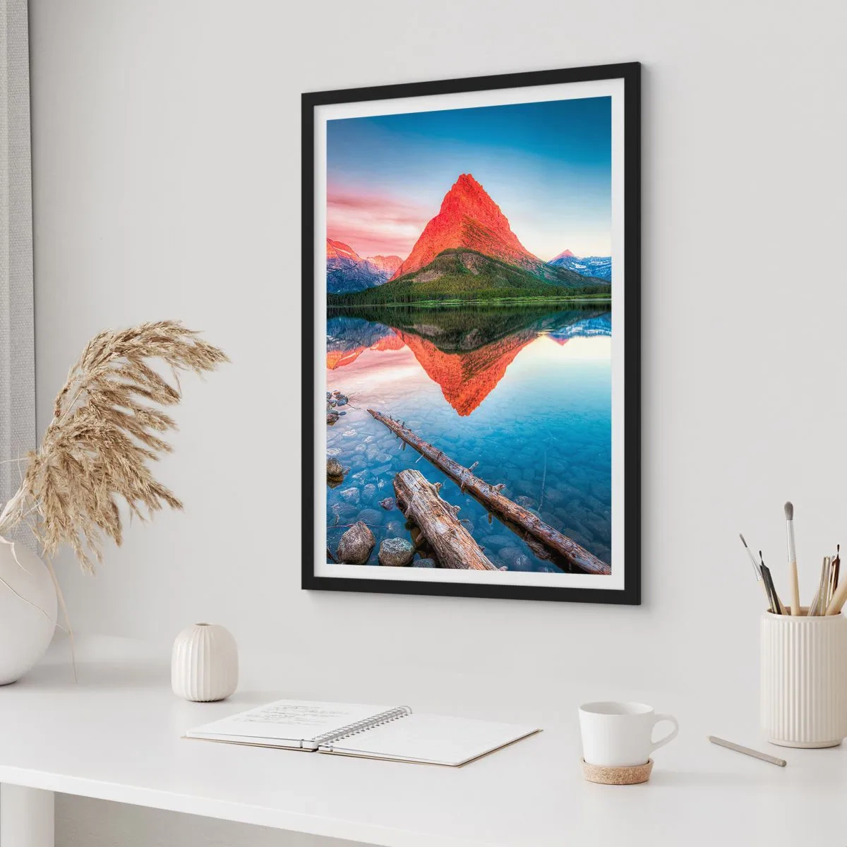 Plakat w czarnej ramie - Góra odbijająca się w spokojnym jeziorze - 50x70cm - Żar i chłód - Nowoczesna dekoracja ścienna do salonu i sypialni ARTTOR