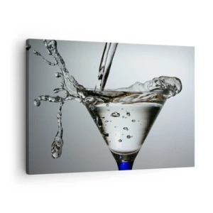 Obraz na płótnie - Szklanka martini z dynamicznym rozpryskiem wody na jasnym tle. - 70x50cm - Nad brzegiem pucharu - Nowoczesna dekoracja ścienna do salonu i sypialni ARTTOR